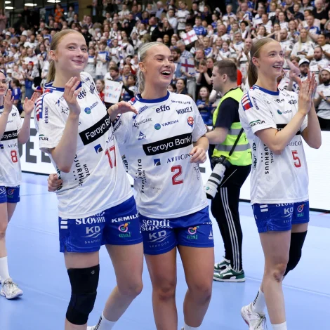 Lív Zachariasen, Elsa Egholm og Vár Zachariasen fegnast eftær fimm-máls sigurin á Íslandi mikukvøldið. Í morgun eru tær og hinar á ferð (Mynd: Sverri Egholm)