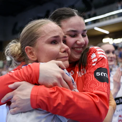 Bjarta Johansen og Rakul Wardum - her aftaná 35-30 sigurin á Íslandi (Mynd: Sverri Egholm)