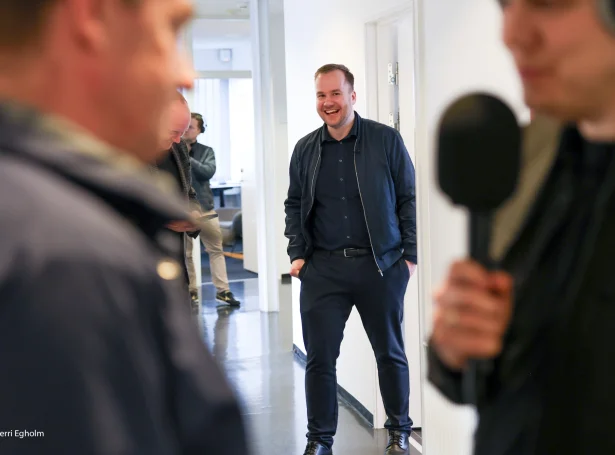 Beinir Johannesen kann kenna seg lættan á ymsan hátt, hóast ábyrgdin verður stór - ungi klaksvíkingurin tekur eftir ætlan formliga við fyri Aksel V. Johannesen tíðliga í næstu viku (Mynd: Sverri Egholm)