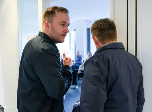 Komið er undir land hjá Beinir Johannesen, Aksel V. Johannesen og hinum (Mynd: Sverri Egholm)