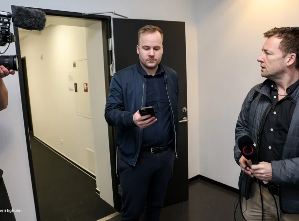 Beinir Johannesen við sínari snildfon undan samráðingarfundi. Samgongan hevur tó sæð ein trupulleika - serliga við teimum yngru (Mynd: Sverri Egholm)