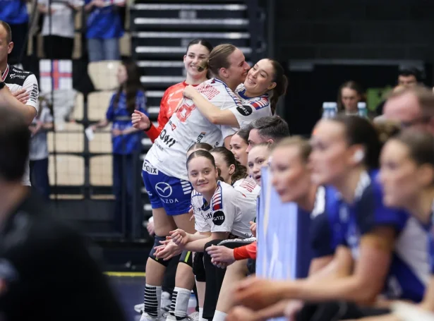 Pernille Brandenborg og Sùna Krossteig Hansen fegnast, tá sigurin er í hús (Mynd: Sverri Egholm)