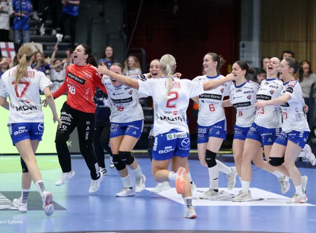 Føroysku kvinnurnar kundu av álvara fegnast um 35-30 sigurin á Íslandi í gjár Men tá var EM-plássið ikki við 100 prosent vissu í hús (Mynd: Sverri Egholm)
