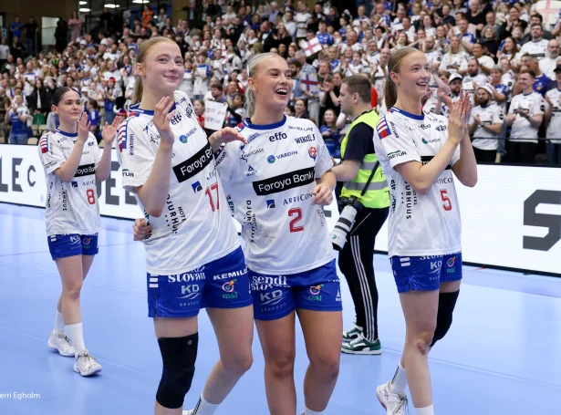 Lív Zachariasen, Elsa Egholm og Vár Zachariasen fegnast eftær fimm-máls sigurin á Íslandi mikukvøldið. Í morgun eru tær og hinar á ferð (Mynd: Sverri Egholm)