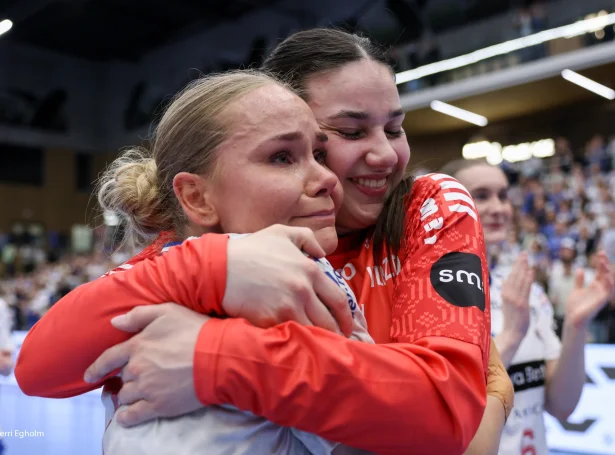 Bjarta Johansen og Rakul Wardum - her aftaná 35-30 sigurin á Íslandi (Mynd: Sverri Egholm)