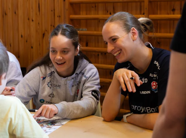 Jana Mittún og Pernille Brandenborg í góðum lag - tosa og skriva autografar nakrar tímar eftir teirra stóra avrik móti Íslandi (Mynd: Sverri Egholm)