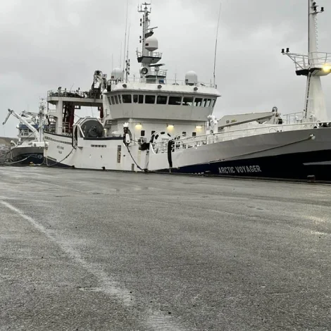 Tvey skip landa á Tvøroyri