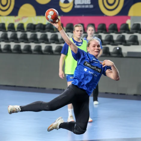 Bjarta Osberg Johansen hevur verið trúgv og støðuføst á strikuni á landsliðnum. Í dag verður talan um hennara landsdyst nummar 57 - tann seinasta fyri Føroyar og verður hann spældur í høllini, har havnarkvinnan er avmyndað her (Mynd: Sverri Egholm)