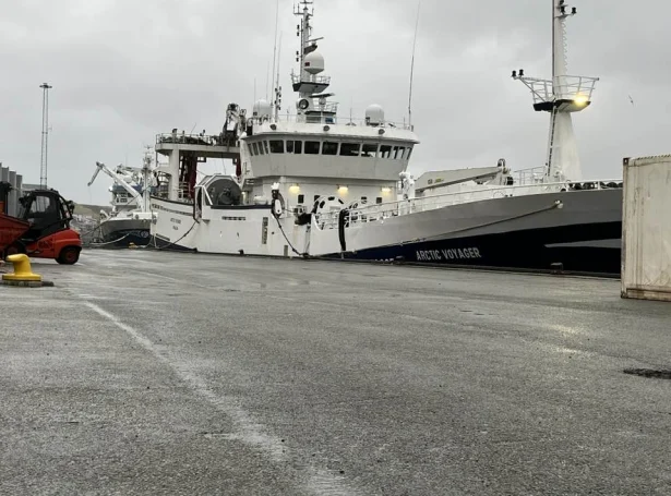 Arctic Voyager og Tróndur í Gøtu landa til Varðan Pelagis (Mynd: Alvi Mortensen)