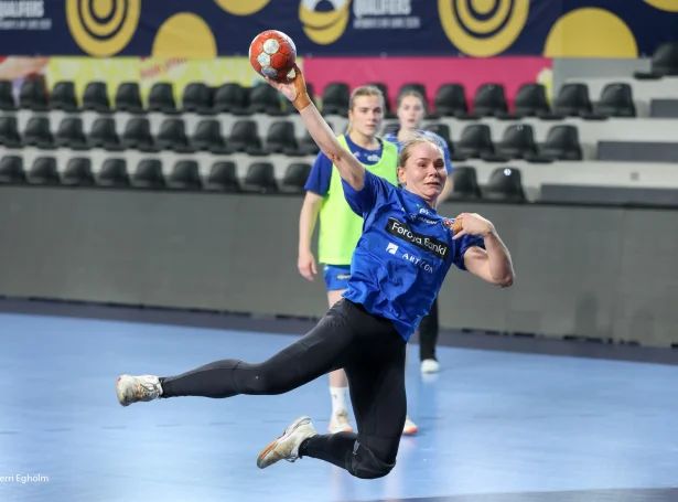 Bjarta Osberg Johansen hevur verið trúgv og støðuføst á strikuni á landsliðnum. Í dag verður talan um hennara landsdyst nummar 57 - tann seinasta fyri Føroyar og verður hann spældur í høllini, har havnarkvinnan er avmyndað her (Mynd: Sverri Egholm)