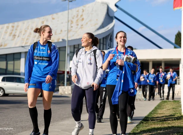 Pernille Brandenborg, Súna Krossteig Hansen og Lív Sveinbjørnsdóttir Poulsen í góðveðrinum uttanfyri Bemax Arena (Mynd: Sverri Egholm)