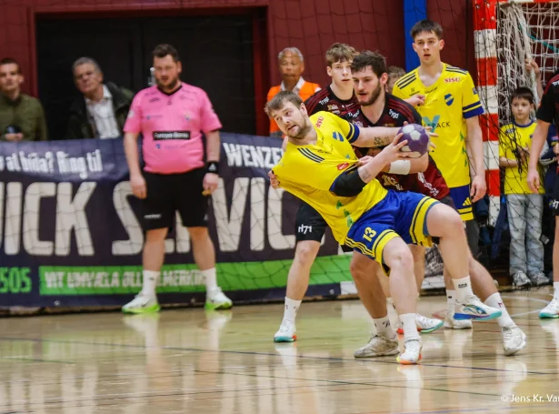 Vestmenningar vitja aftur Hoyvíkshøllina - hesaferð er av álvara alt uppá spæl (Mynd: Jens Kr. Vang)