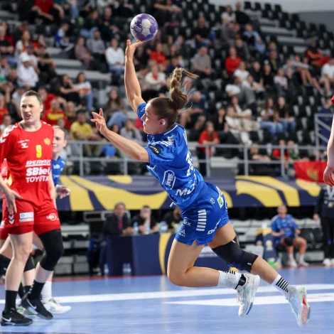 Súna Krossteig Hansen og hinar kundu millum annað hugsa sær at sloppið undan Montenegro hesaferð. Lutakastið kann leggja lunnar undir eina spenanndi kapping í desember fyri Føroyar (Mynd: Sverri Egholm)