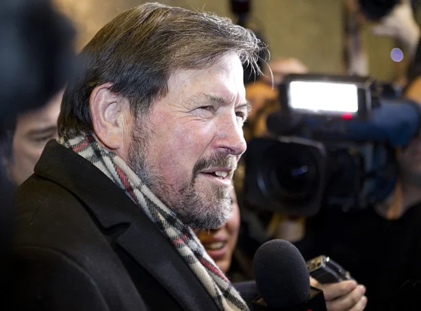 John Donaldson eftir vitjan á Ríkissjúkrahúsinum í januar 2011, tá táverandi Mary krúnprinsessa hevði átt tvíburarnar Vincent prins og Josephine prinsessu (Mynd: EPA)