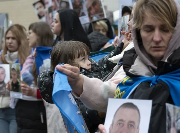 Avvarðandi til reiðar at taka ímóti krígsfangum í Ukraina leygardagin (Mynd: EPA)