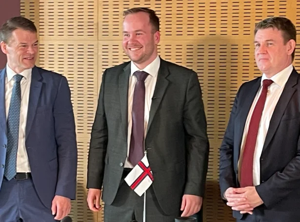 Bárður á Steig Nielsen, formaður í Sambandsflokkinum, Beinir Johannesen, formaður í Fólkaflokkinum, og Aksel V. Johannesen, formaður í Javnaðarflokkinum á tíðindafundi hósdagin, har samgonguskjalið varð undirskrivað (Savnsmynd: Sverri Egholm)