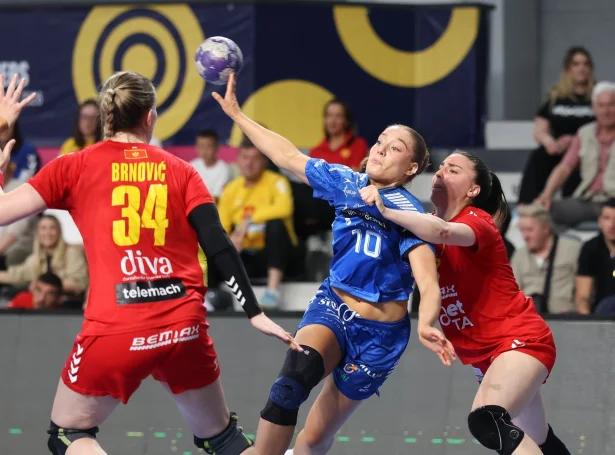 Súna Krossteig Hansen og hinar stríddust á komandi heimavøllinum hjá 10'arunum (Mynd: Sverri Egholm)