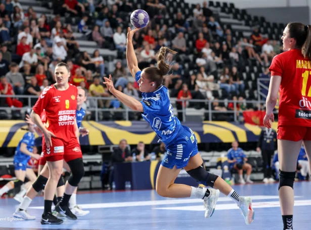 Súna Krossteig Hansen og hinar kundu millum annað hugsa sær at sloppið undan Montenegro hesaferð. Lutakastið kann leggja lunnar undir eina spenanndi kapping í desember fyri Føroyar (Mynd: Sverri Egholm)