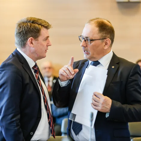 Sjey tingfundir settir á skrá næsta mánaðin