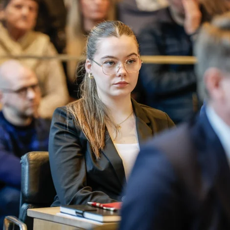 Landsstýrismaðurin í mentamálum skal svara spurningum um skúlaheimið