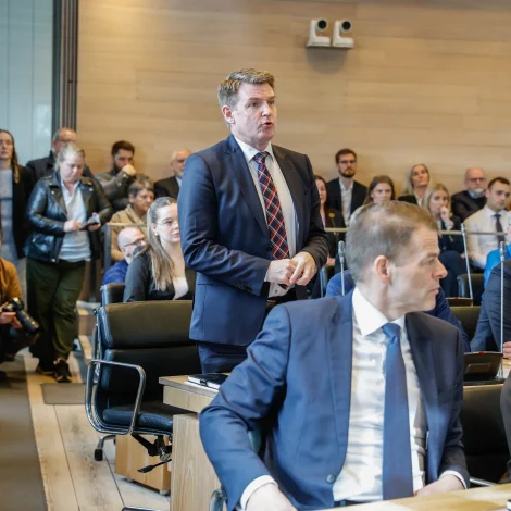 Aksel V. Johannsen og onnur úr Tinganesi verða í dag í tingsalinum (Mynd: Jens Kr. Vang)