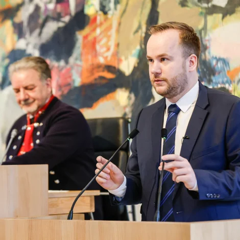 - Í ólavsøkurøðuni var ein partur settur av at varpa ljós á, at vit eiga øll ábyrgd at fremja átøk at basa og fyribyrgja rúsevnamisnýtslu. Eg eri fegin um, at fíggjarlógin endurspeglar hetta, og tað er ein góð byrjan, sigur Beinir Johannesen løgmaður (Savnsmynd: Jens Kr. Vang)