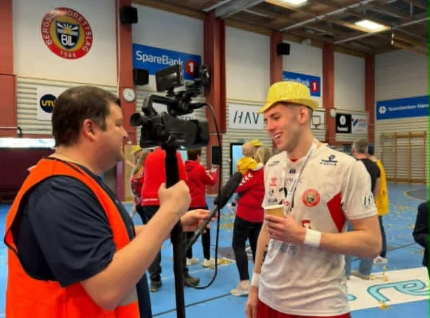 Bergsøy vann heili 44-26 á Kragerø IF fyri fullari høll í Fosnavåg. Føroyski vongurin skoraði trý mál og gjørdi annars sítt í sigrinum, sum tryggjaði søguliga uppflyting