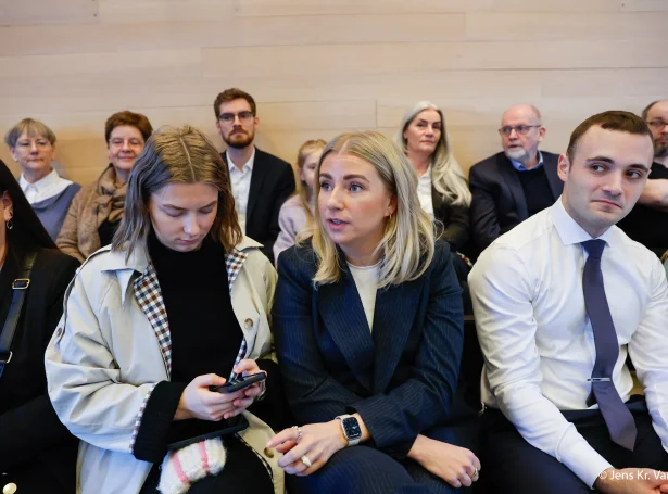 Anna Falkenberg í løgtinginum í dag - til høgru Hermann R. Samuelsen, triðja varafólk hjá Sambandsflokkinum (Mynd: Jens Kr. Vang)