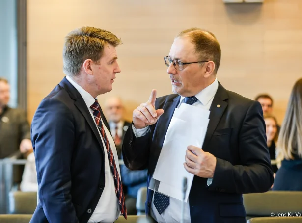 Aksel V. Johannesen saman við Jonhard Klettheyggj, løgtingsstjóra. Eitt uppskot frá landsstýrismanninum í fíggjarmálum um MVG-frítøku á olju og brennievni er borið niðan (Mynd: Jens Kr. Vang)