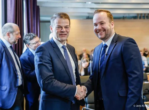 Tað ljóðar, at tað liggur millum A og B í 