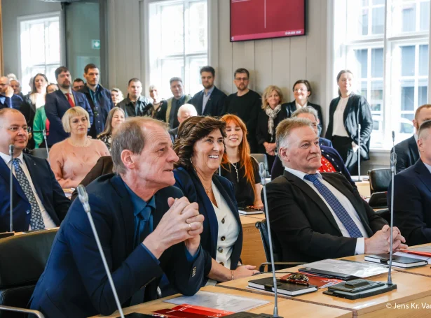 Jørgen Niclasen, Elsebeth Mercedis Gunnleygsdóttur, og Jacob Vestergaard úr Fólkaflokkinum (Mynd: Jens Kr. Vang)