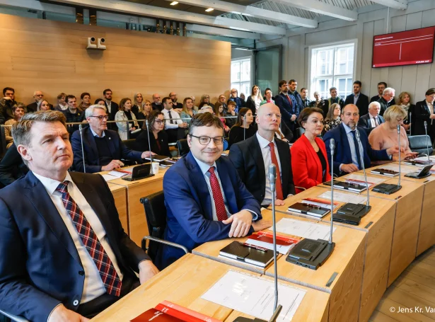 Aksel V. Johannesen (uttast til vinstru) og Súsanna Bertholdsen (í reyðum) hava borið uppskot niðan í Tingið, sum skulu fyri í dag (Mynd: Jens Kr. Vang)