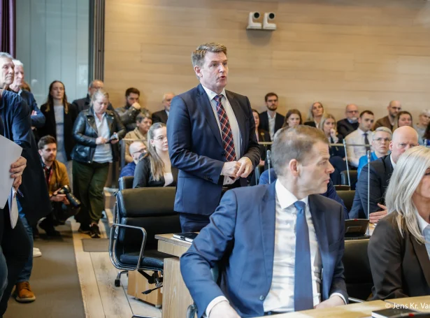 Aksel V. Johannsen og onnur úr Tinganesi verða í dag í tingsalinum (Mynd: Jens Kr. Vang)