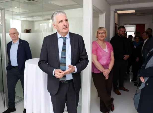 Eyðun Mohr Hansen til móttøkuna í Almanna- og bústaðarmálaráðnum fyrrapartin (Mynd: Sverri Egholm)