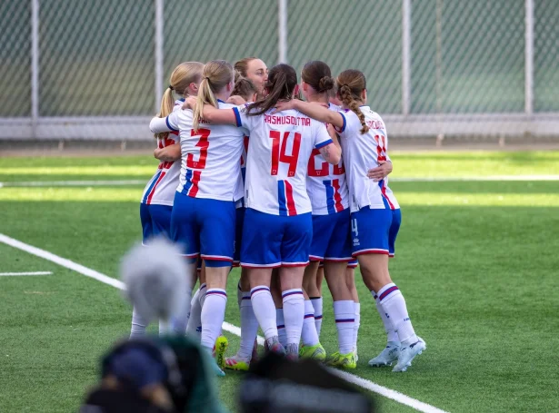 Føroyar skoraðu tvær ferðir á Tórsvølli týskvøldið - tað rakk tó ikki til stig (Mynd: FSF)