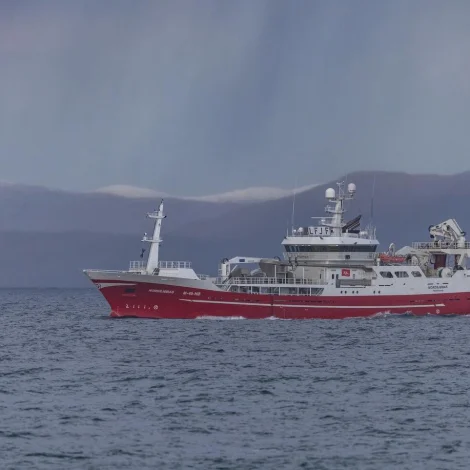 Norskt uppsjóvarskip landar í Fuglafirði