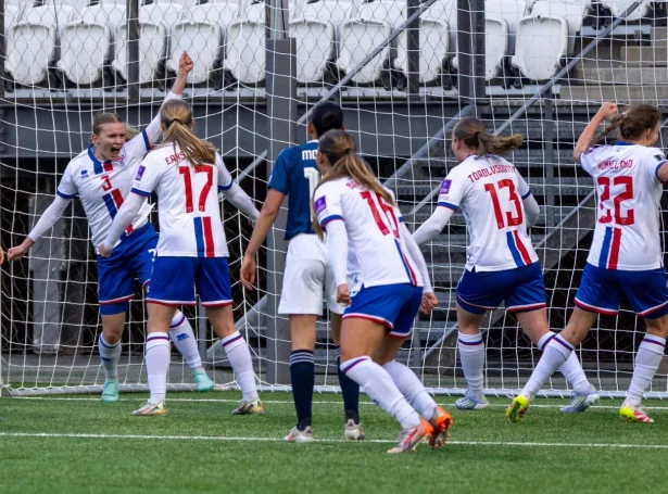 Í seinastu minuttunum minkaði Birita Ryan um munin til 2-3 - Mynd: Jóhanna Thomsen