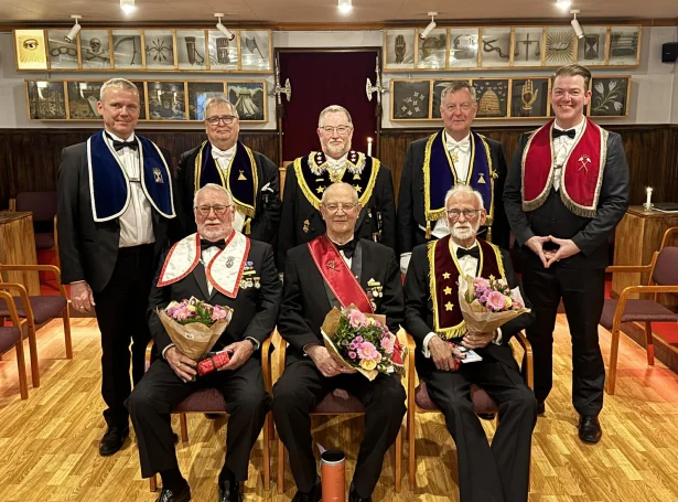 Fremra rað frá vinstru: Niels Boje Christensen, Torben Prior og Poul Pøhlsgaard. Aftara rað frá vinstru: Dávur Eyðunsson Sørensen, undirmeistari í Amboltinum, Bo Madsen, høvuðspatriarkur í legu nr. 6 'De Tre Søjler', Jørgen Bonne, distriktsdeputeraður stórsire umboðandi donsku Stórlosjuna, Cristian Carpentier, høvuðspatriarkur í legu nr. 17 'Skibet' og Svenn Eysturtún Olsen, yvirmeistari í Amboltinum