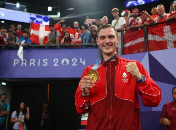 Viktor Axelsen við gullheiðursmerkinum í badminton, sum hann vann í Paris 2024 (Mynd: EPA)
