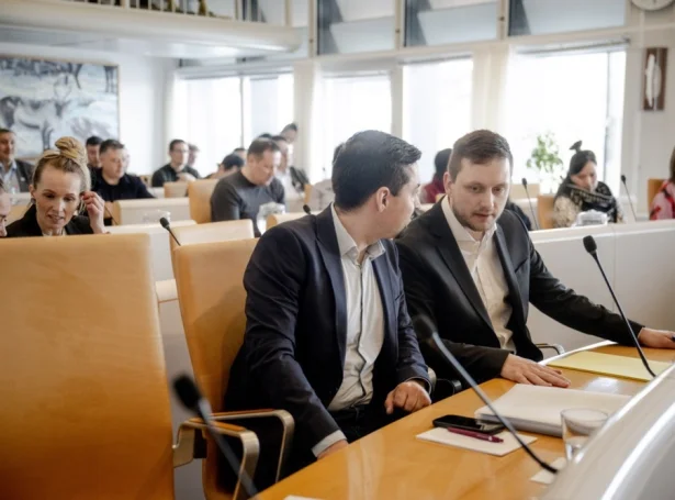 Múte B. Egede, sum nú tekur sær av m.a. uttanríkismálum, og Jens-Frederik Nielsen í Inatsisartut í gjár (Mynd: EPA)