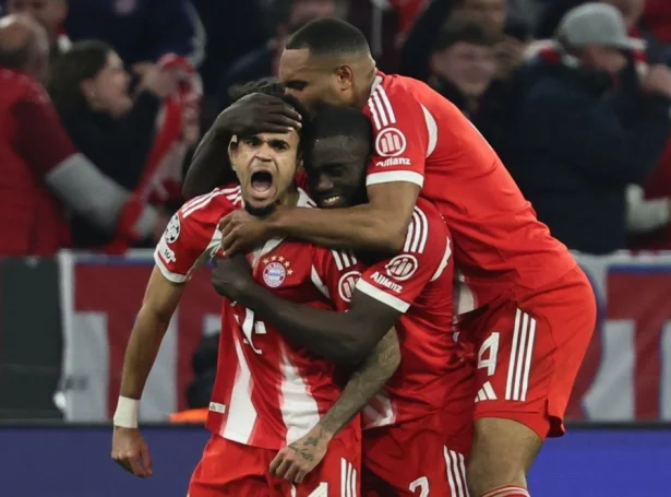 Luis Diaz hjá Bayern München fegnast um útjavnandi málið til 3-3 saman við liðfeløgunum Dayot Upamecano og Jonathan Tah (Mynd: EPA)