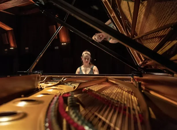 Laura Farré Rozada, ph.d., arbeiðir við framførslu og gransking í tónleiki og støddfrøði, serliga í tónleikaligum minni, framførslusálarfrøði og post-tonalum musikki