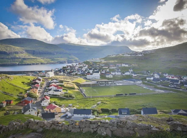 Hetta var einmælt samtykt á býráðsfundi í fjør. Eiðis kommuna krevur inn tænastugjaldið hálvárliga - tað vil siga í juni og í desember