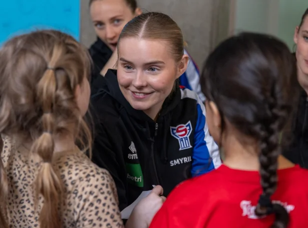 Málverjin Óluva Allansdóttir Joensen tosar við børnini (Mynd: FSF/Jóhanna Thomsen)