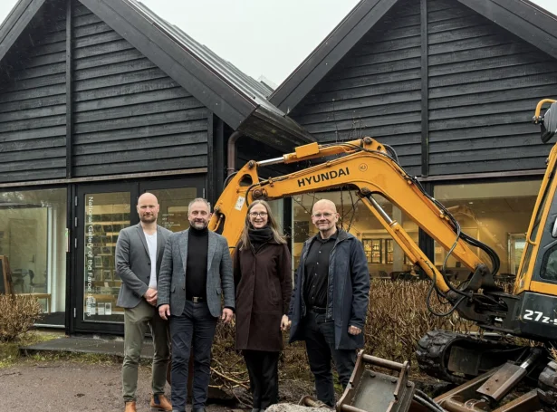 Á myndini frá vinstru Torkil V. Rasmussen, deildarstjóri í Mentamálaráðnum, Bárður á Lakjuni, landsstýrismaður í mentamálum, Solveig H. Olsen, stjóri á Listasavni Føroya, og Ólavur Ellefsen, formaður í stýrinum fyri Listasavn Føroya