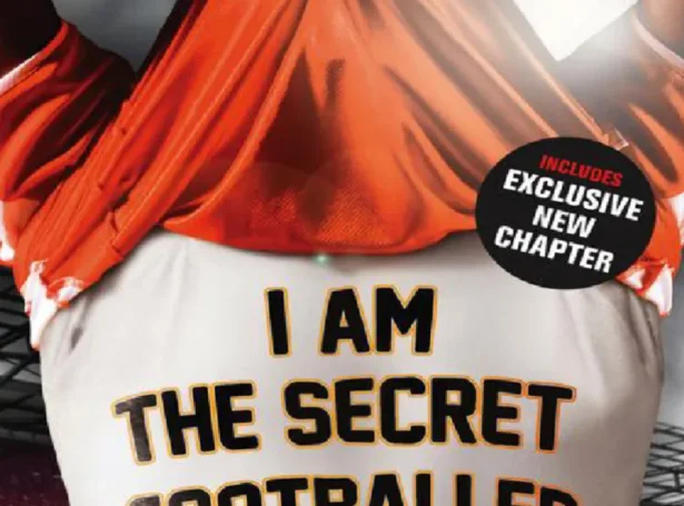 Hvør er hesin loyniligi fótbóltsspælarin? Tað var spurningurin, sum milliónir spurdu seinastu 15 árini. Bókin ”I Am The Secret Footballer” frá 2012 gjørdist ógvuliga vælumtókt og verður millum annað nýtt sum undrvísingartilfar nógva staðni í Bretlandi