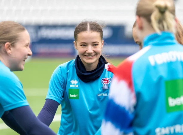 Rakul Sørensen og hinar undir upphiting í dag (Mynd: Jóhanna Thomsen/FSF)