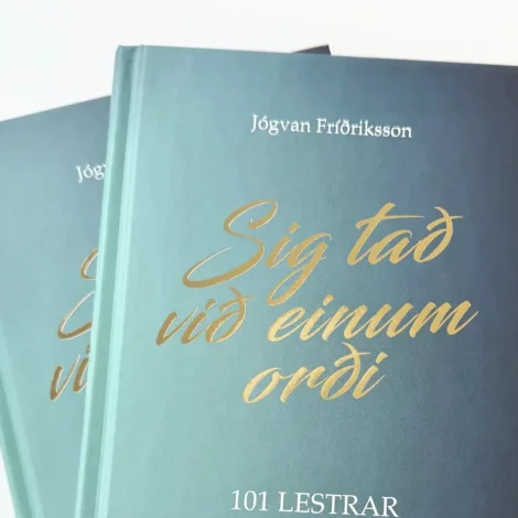 Biskupur við nýggjari bók