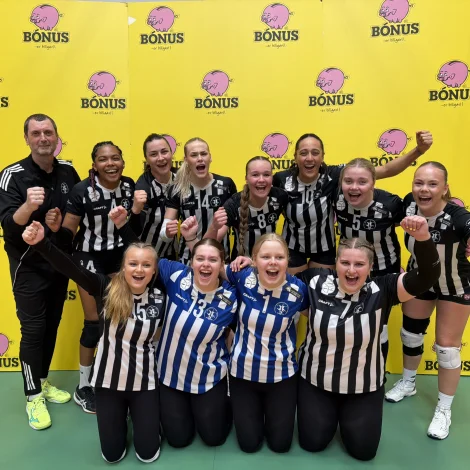 Í hinari hálvfinaluni vann Fleyr eitt tætt fyrsta sett og var á odda 2-1 í settum. Men TB ressaðist, spældi væl og kom í sína fyrstu steypafinalu í átta ár (Mynd: Flogbóltssamband Føroya)