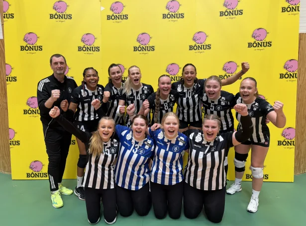 Í hinari hálvfinaluni vann Fleyr eitt tætt fyrsta sett og var á odda 2-1 í settum. Men TB ressaðist, spældi væl og kom í sína fyrstu steypafinalu í átta ár (Mynd: Flogbóltssamband Føroya)